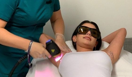 बहुमुखी सामग्री प्रसंस्करण समाधानों के लिए परिवर्तनीय तरंग दैर्ध्य तकनीक की विशेषता वाला कॉम्पैक्ट हैंडहेल्ड डायोड लेजर डिवाइस